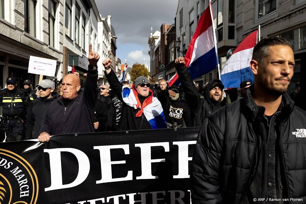 Honderden bij betoging om azc in Schiedam, ook tegendemonstratie