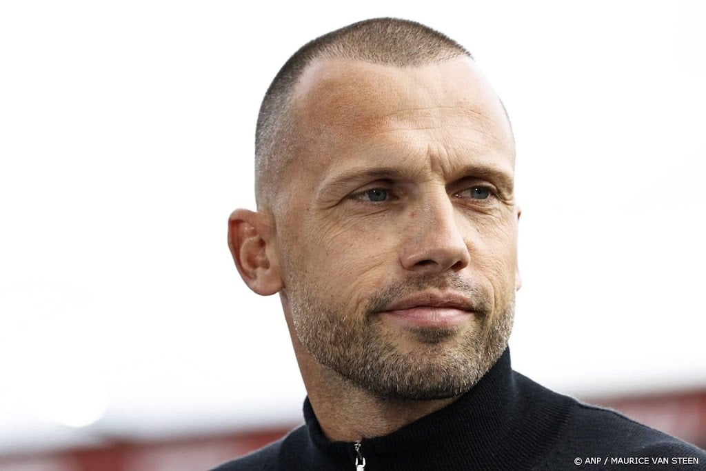 Trainer Heitinga houdt vertrouwen in zichzelf en Ajax