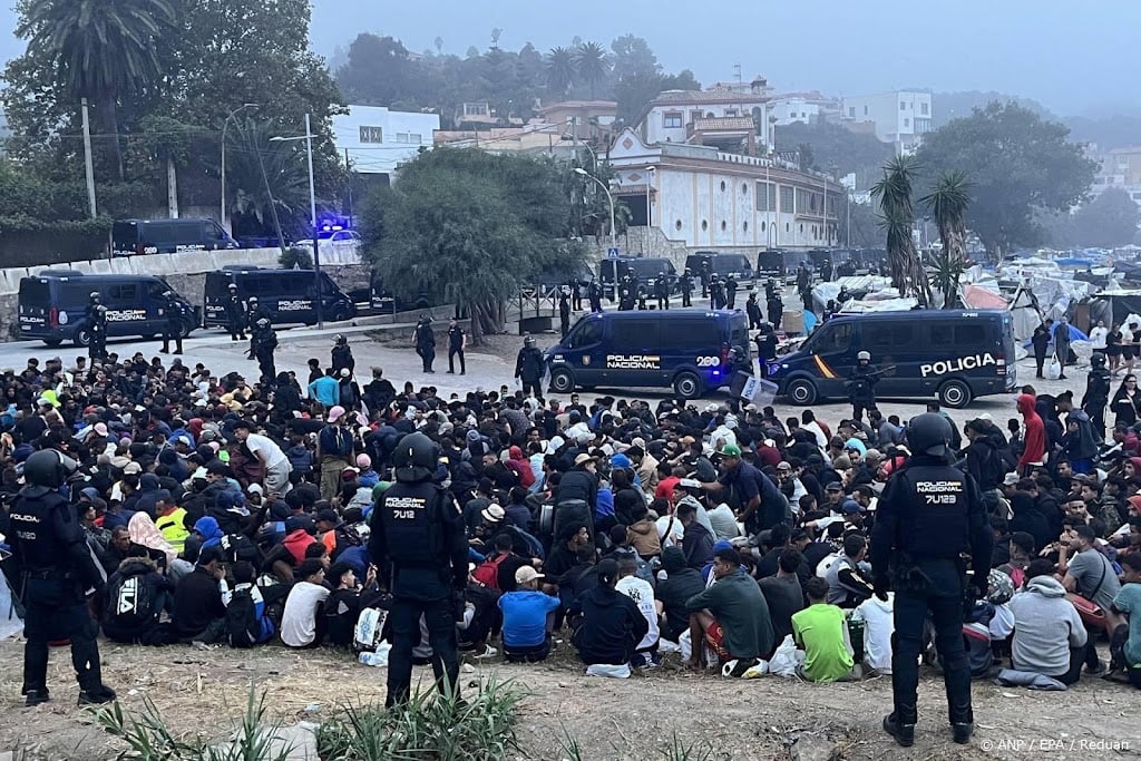Spaanse politie begint met ontruiming groot migratenkamp Ceuta