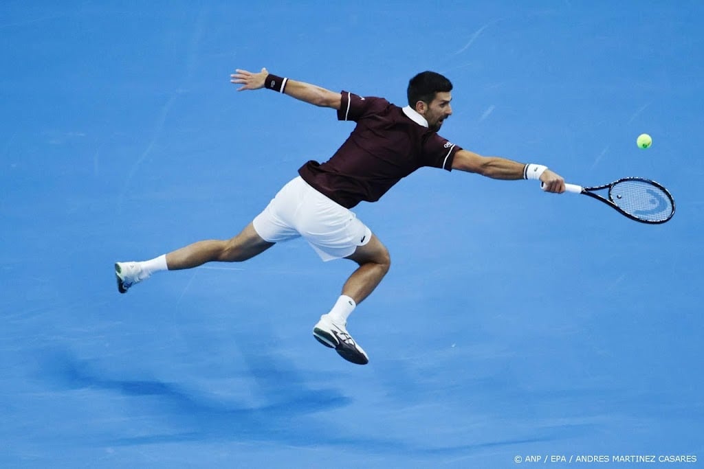 Djokovic bereikt halve finale in Beijing na zege op Zverev