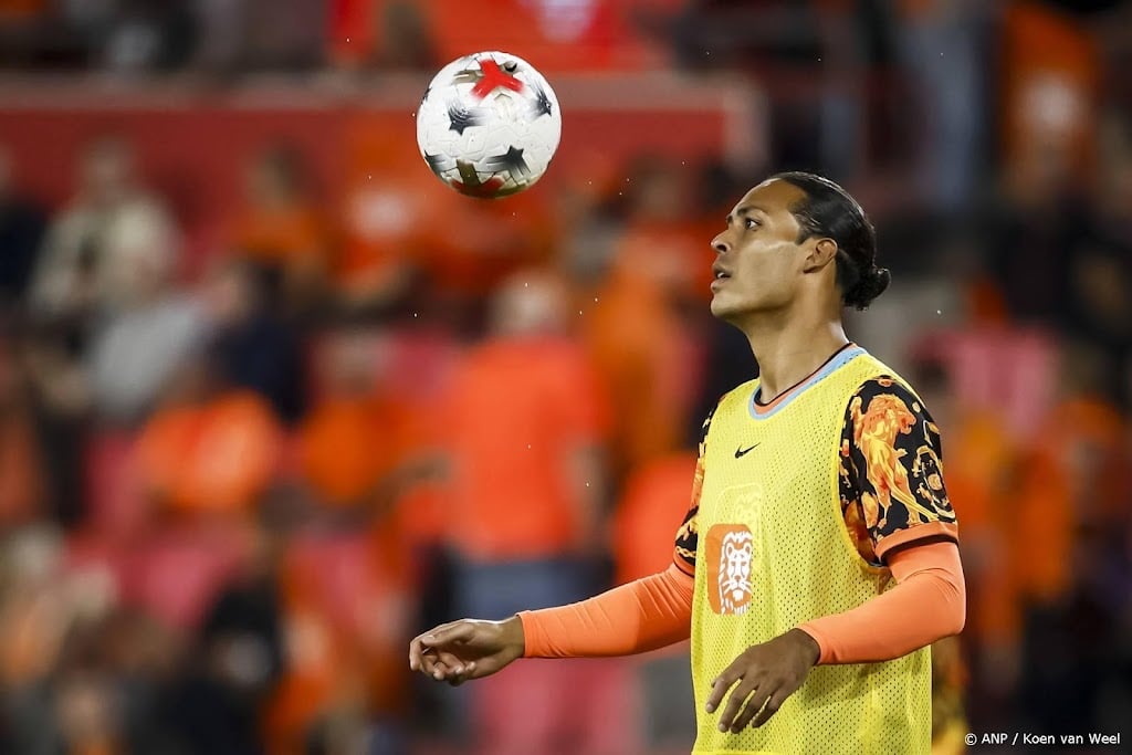 Van Dijk speelt 100e interland en ontvangt gouden schaal