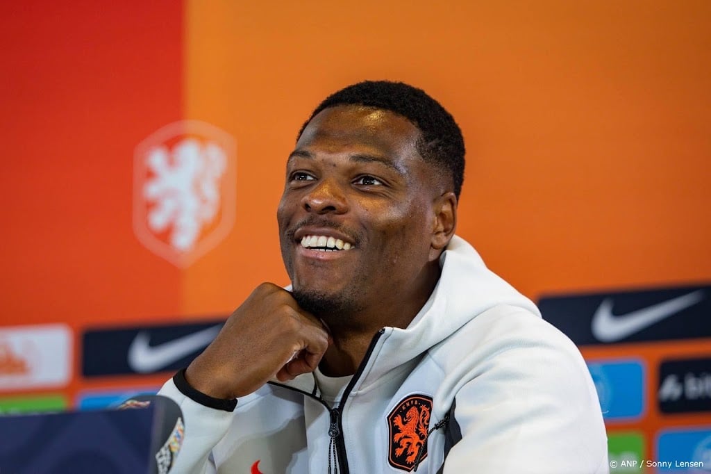 Dumfries passeert Kluivert, Bergkamp, Van Bommel en De Vrij