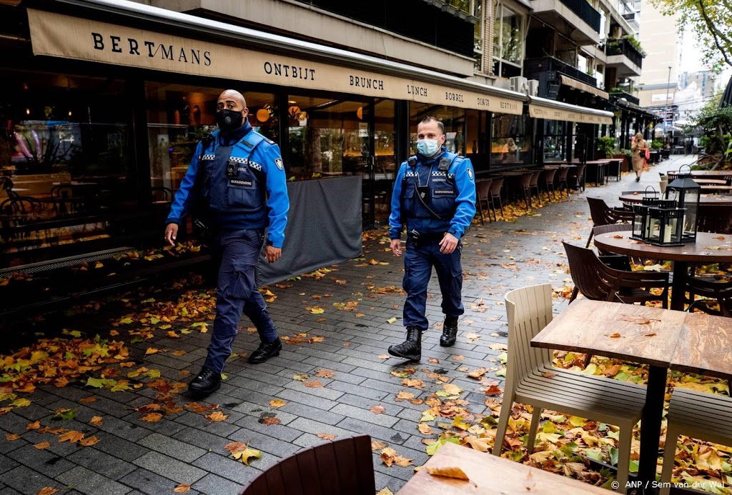 Amsterdam geeft boa's  een coronabonus 