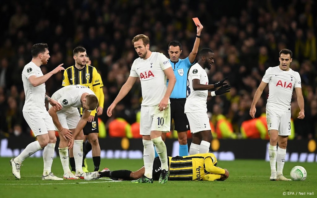 Vitesse-aanvoerder Doekhi schrok even van intensiteit Spurs