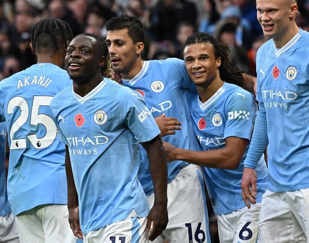 Belg Doku blinkt uit bij winnend Manchester City, ook Aké scoort
