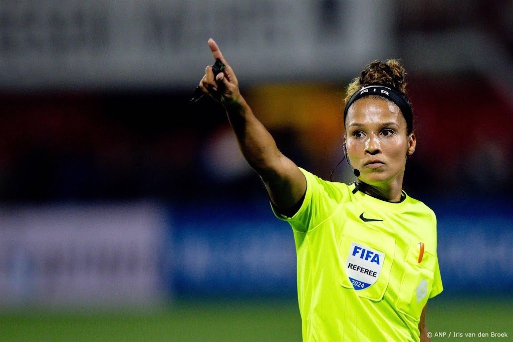 Vrouwelijke arbiter Shukrula maakt debuut bij Europees mannenduel