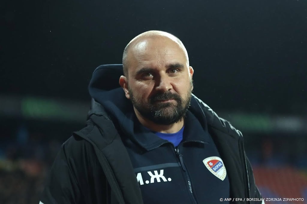 Trainer (44) overlijdt tijdens voetbalwedstrijd in Servië