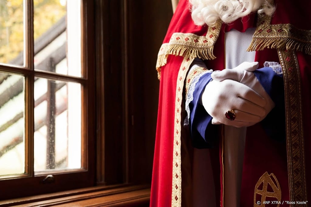 Veroordeelde pedofiel als Sinterklaas betrapt