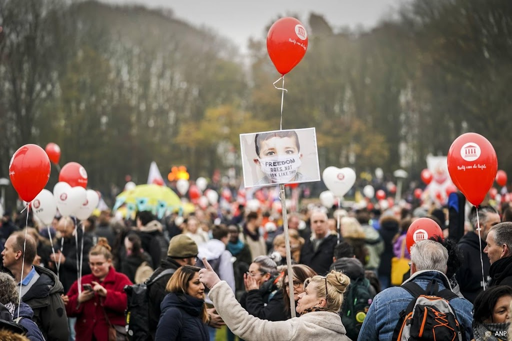 Duizenden demonstranten bij mars tegen coronaregels in Utrecht