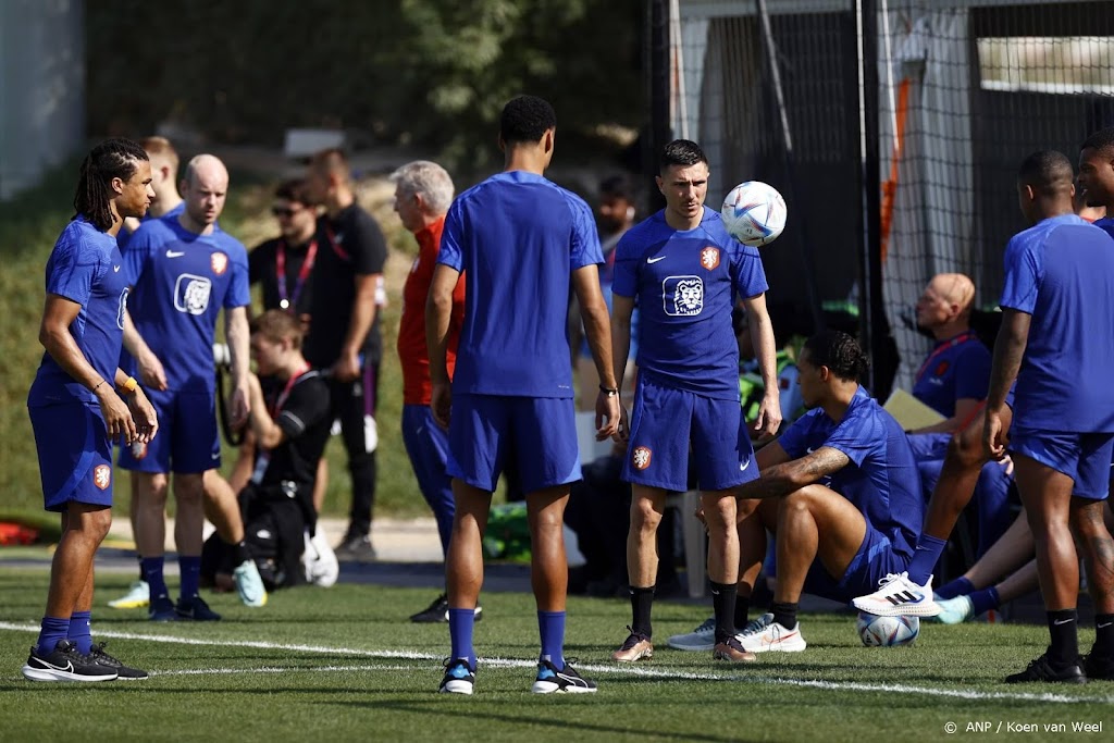 Oranje traint met reserves na feestelijke ontvangst in hotel