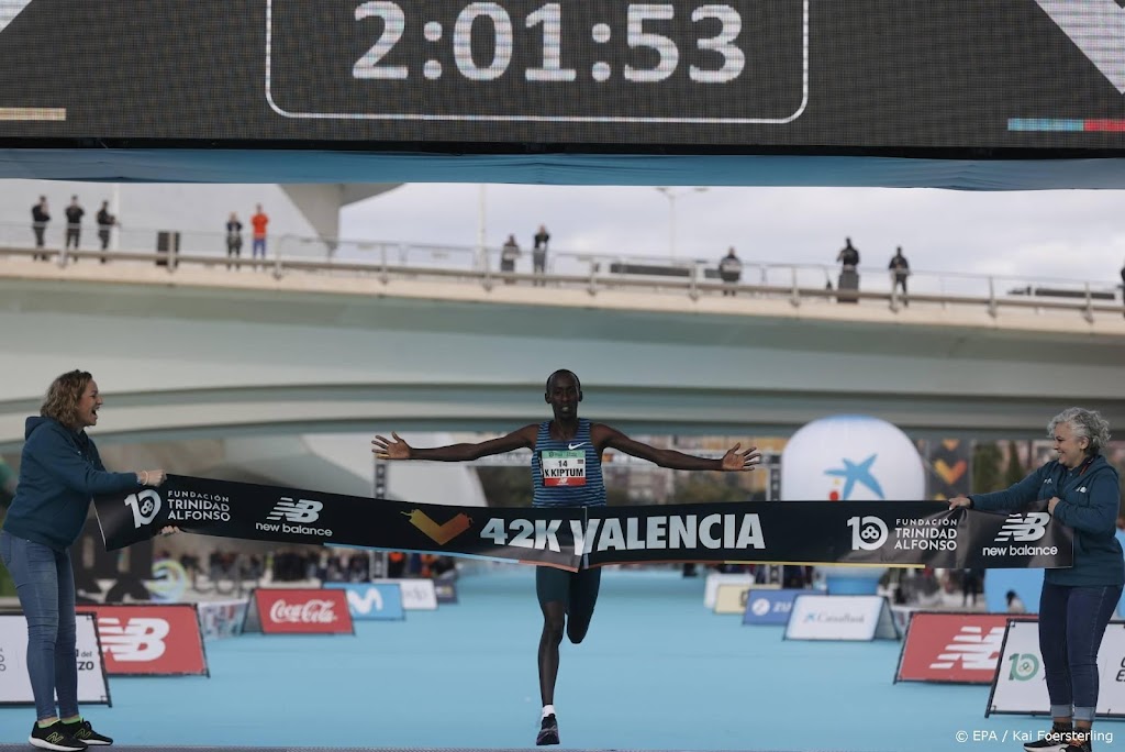 Debutant Kiptum wint marathon Valencia met vierde tijd ooit