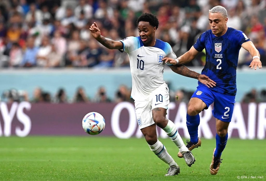 Voetballer Sterling terug naar Engeland na inbraak in zijn huis