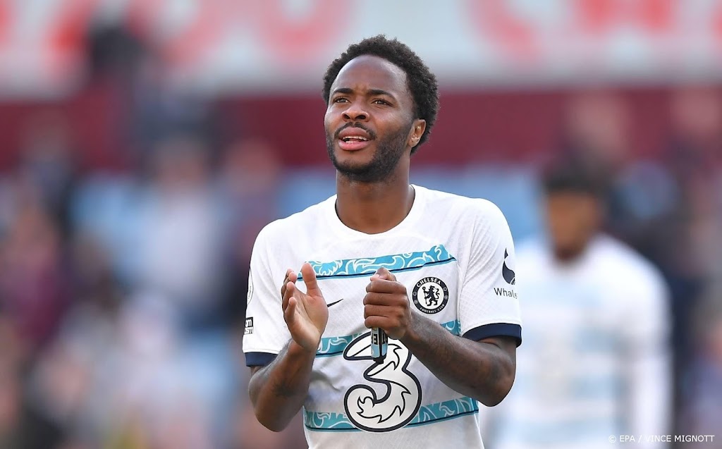 Voetballer Sterling terug naar Engeland na inbraak in zijn huis