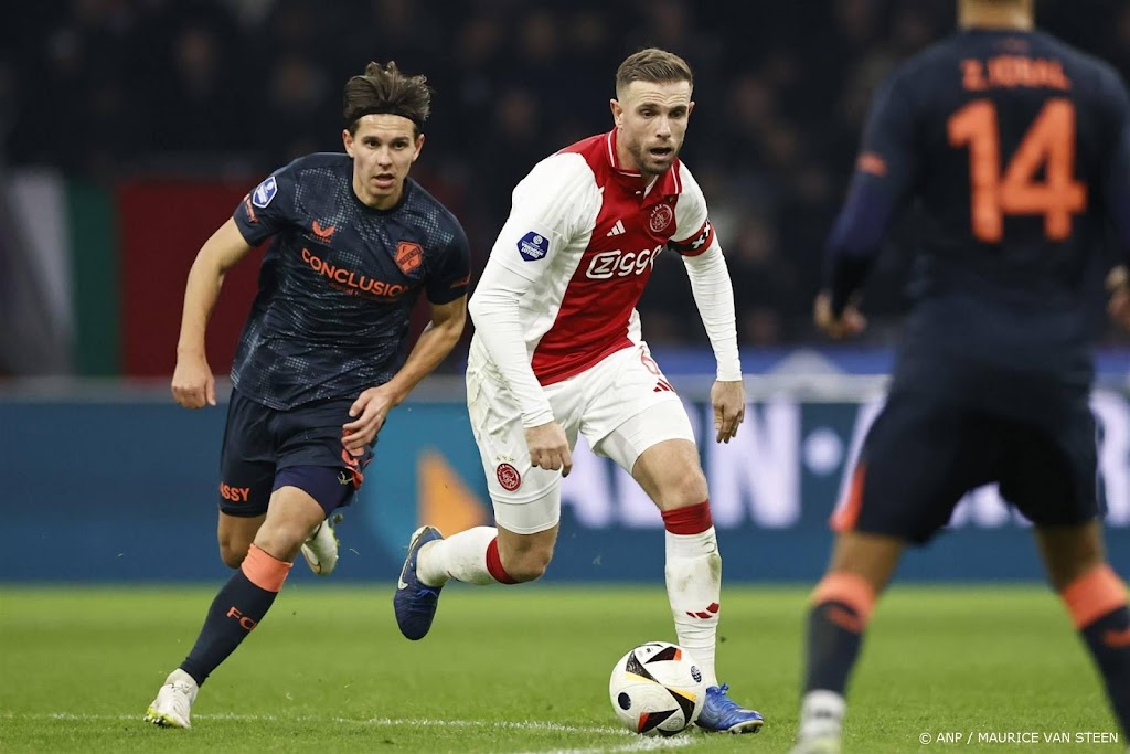 Ajax laat FC Utrecht in matige tweede helft terugkomen