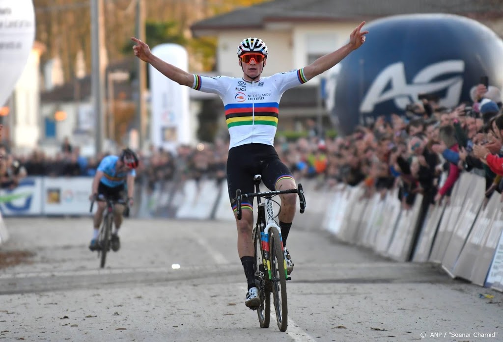 Van der Poel in veldrit Brussel naar zege nummer 19