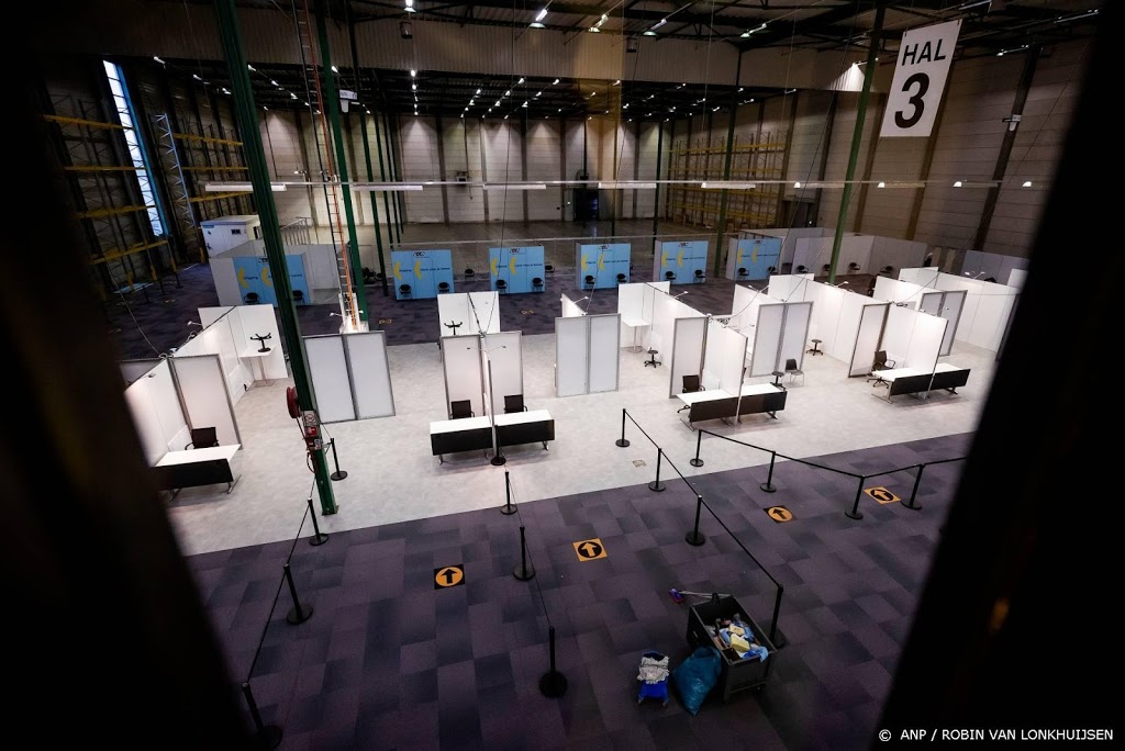 Eerste doses coronavaccin onder politiebegeleiding naar Veghel