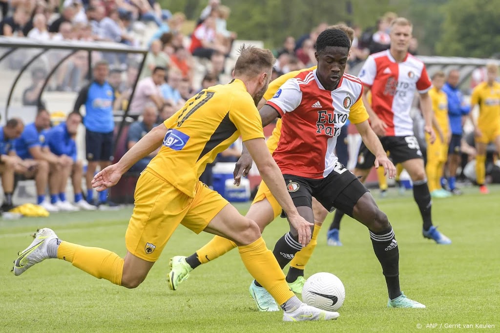 Feyenoord verhuurt buitenspeler Conteh aan FC Dordrecht