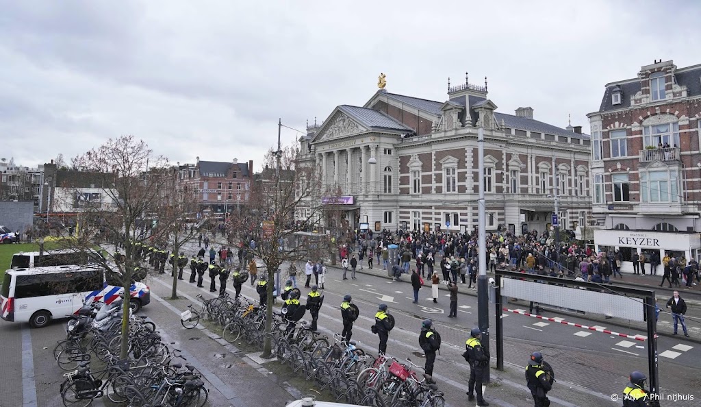 Cel- en taakstraf voor trap tegen ME-schild bij Museumplein