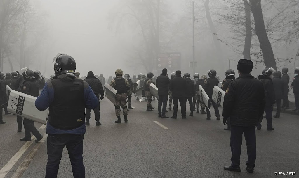 Doden bij protesten Kazachstan, betogers nemen vliegveld in