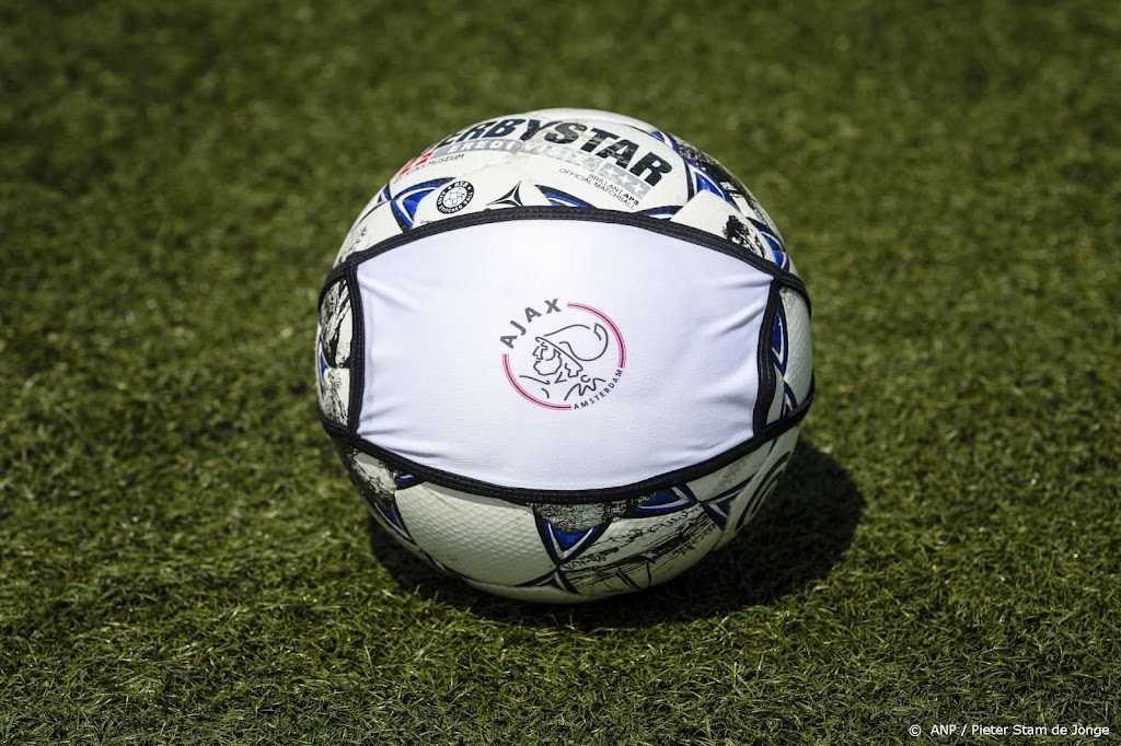 Ajax keert vervroegd terug uit Portugal na positieve testen 