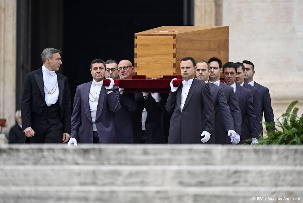 Tienduizenden bij uitvaartdienst afgetreden paus Benedictus XVI