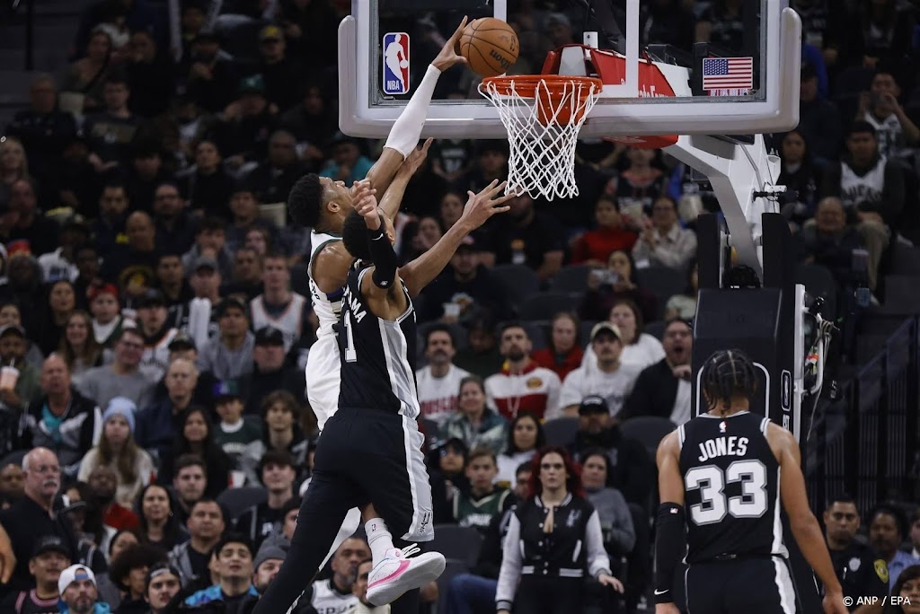 Antetokounmpo leidt Bucks met 44 punten naar zege op Spurs