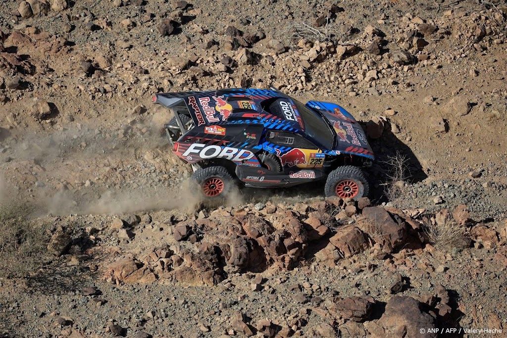 Titelverdediger Sainz slaat over de kop in Dakar Rally