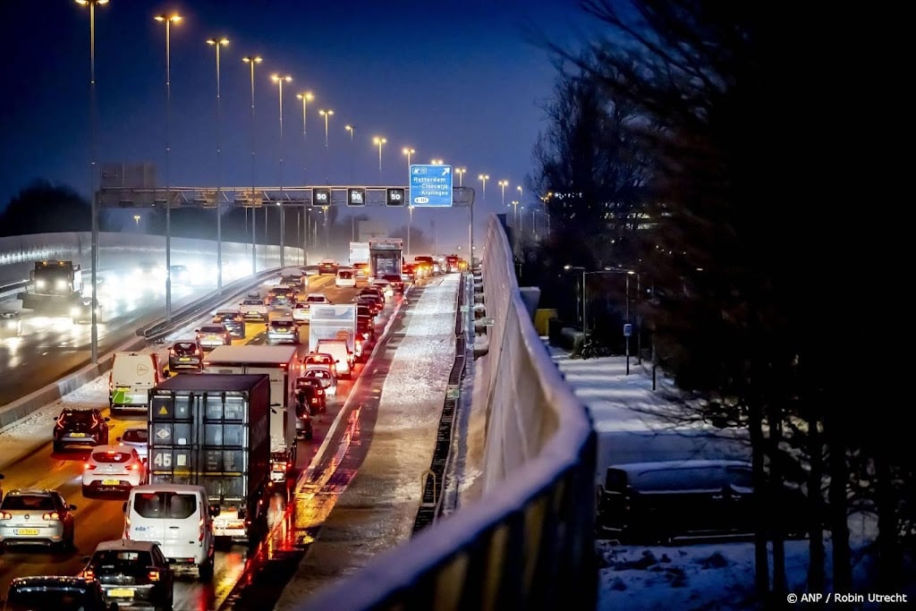 Toe- en afritten dicht door gladheid, verkeer komt heuvel niet op