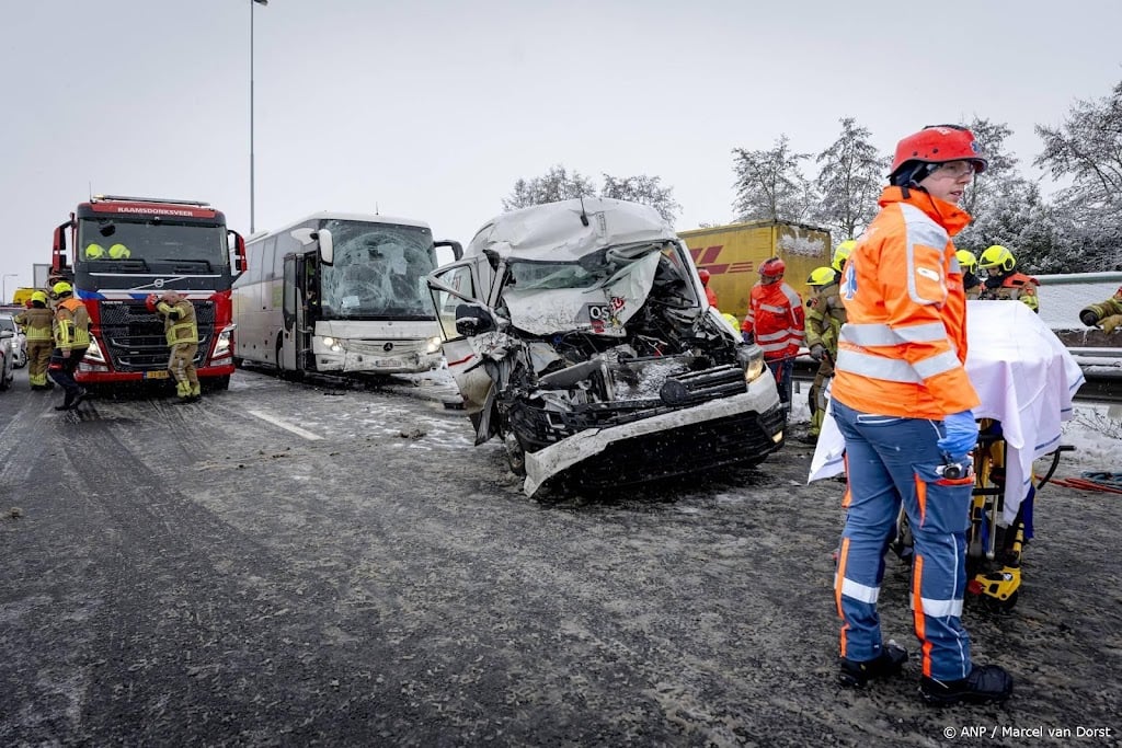 Rijkswaterstaat meldt nog zo'n 175 kilometer file door sneeuw