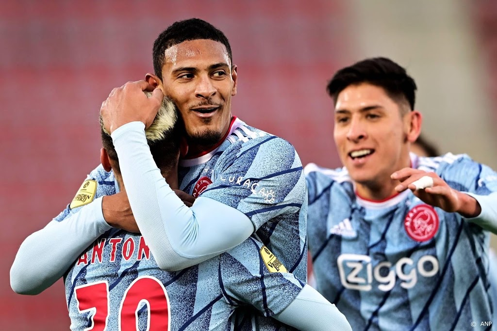 Soevereine koploper Ajax krijgt klap op klap op weg naar Utrecht 