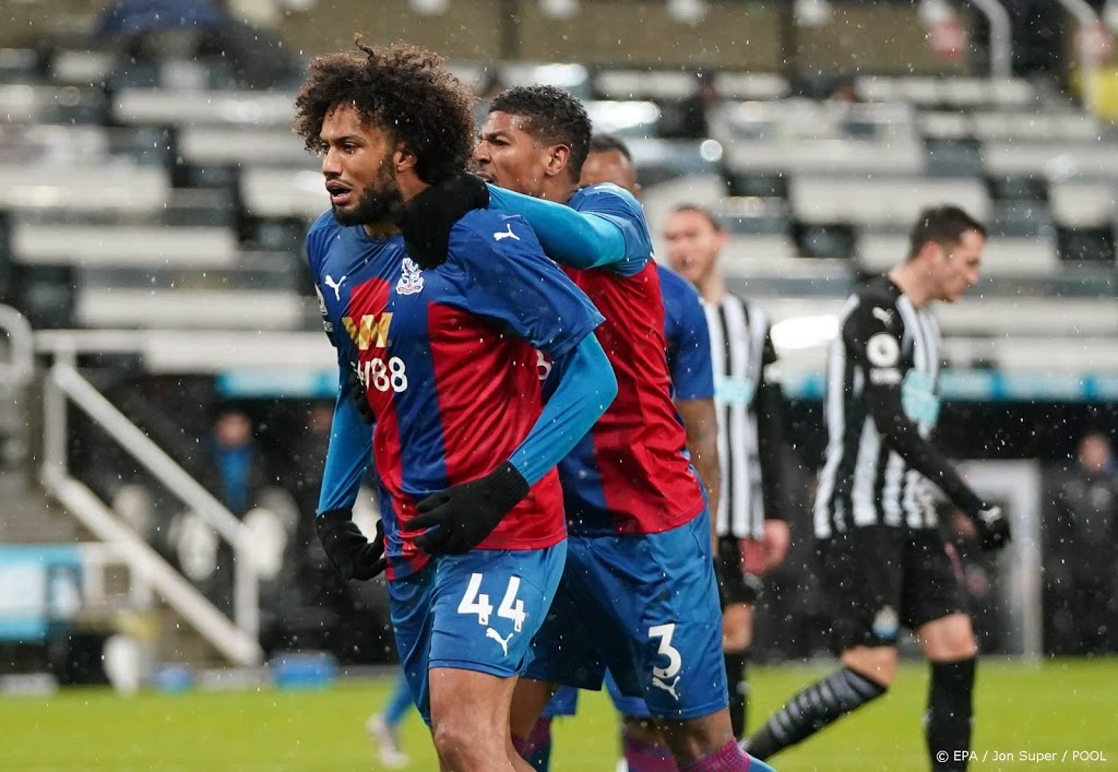 Trainer Hodgson blij met langer verblijf van Riedewald bij Palace