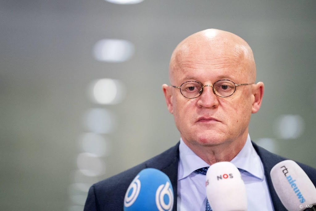 Grapperhaus: gegevens tientallen agenten op sociale media