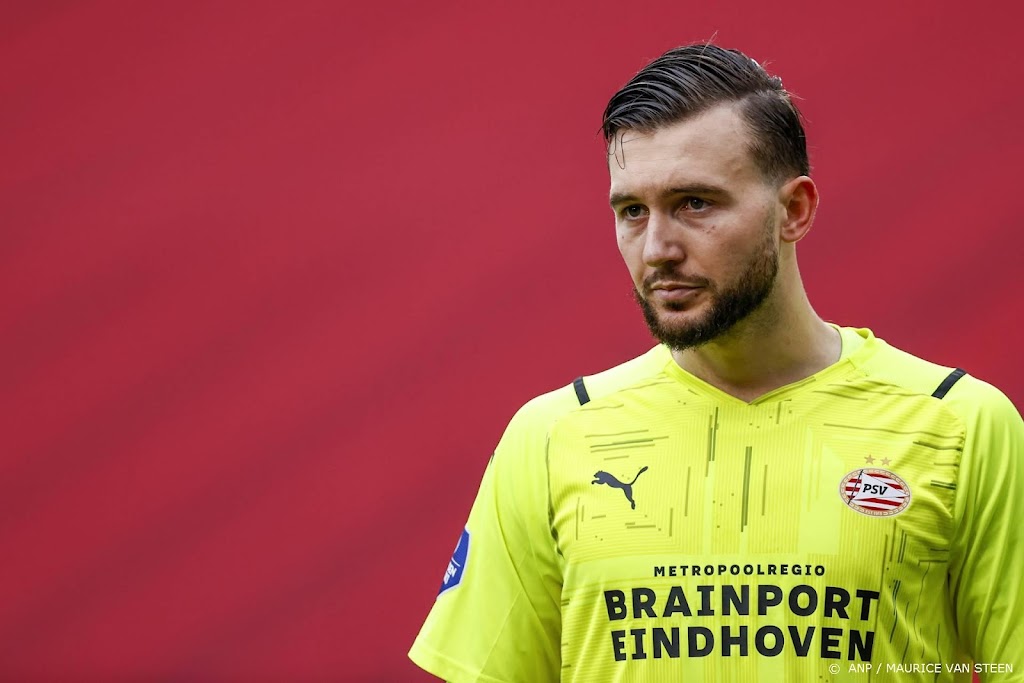 Trainer Schmidt passeert keeper Drommel voor duel van PSV met AZ 