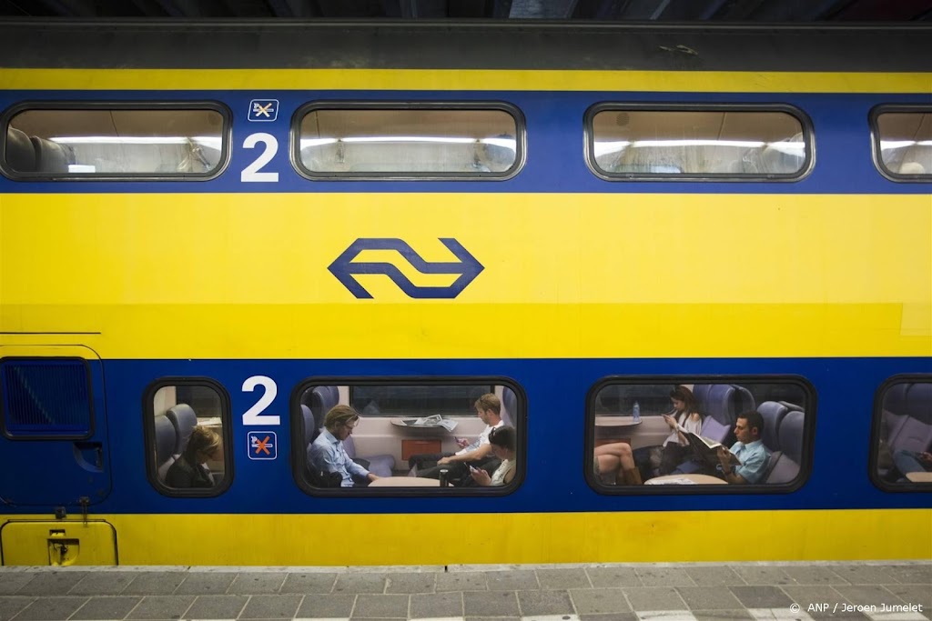 Trein botst op aanhanger op spoorwegovergang Lunteren 