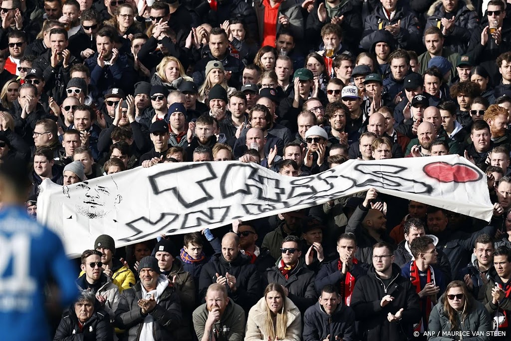 Fans in De Kuip klappen voor ongeneeslijk zieke perschef PSV