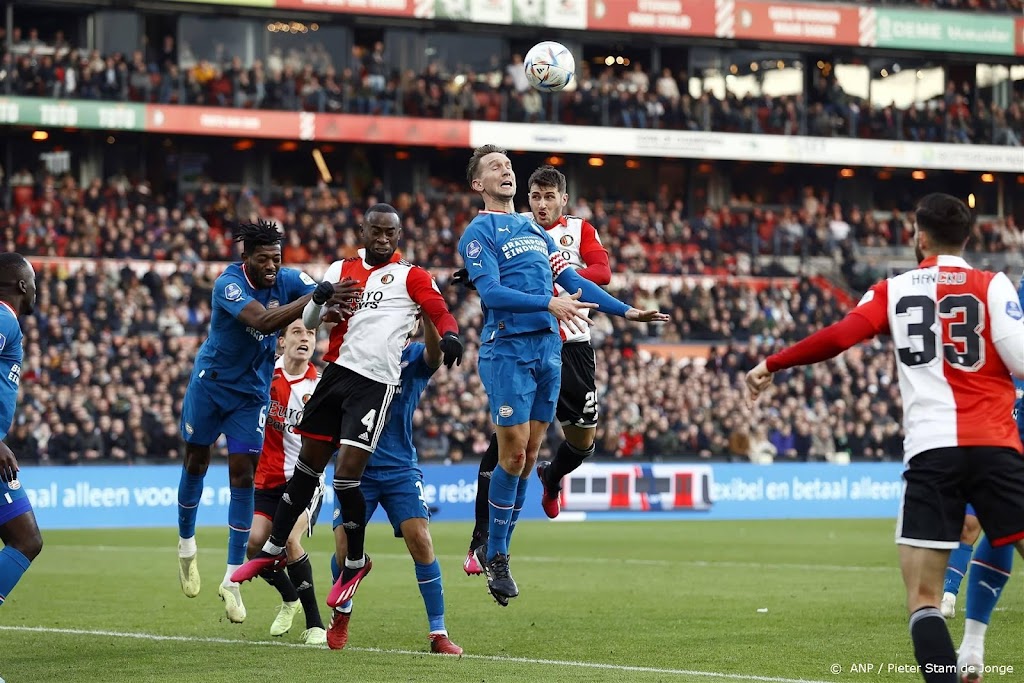Koploper Feyenoord dankzij invaller Jahanbakhsh laat naast PSV