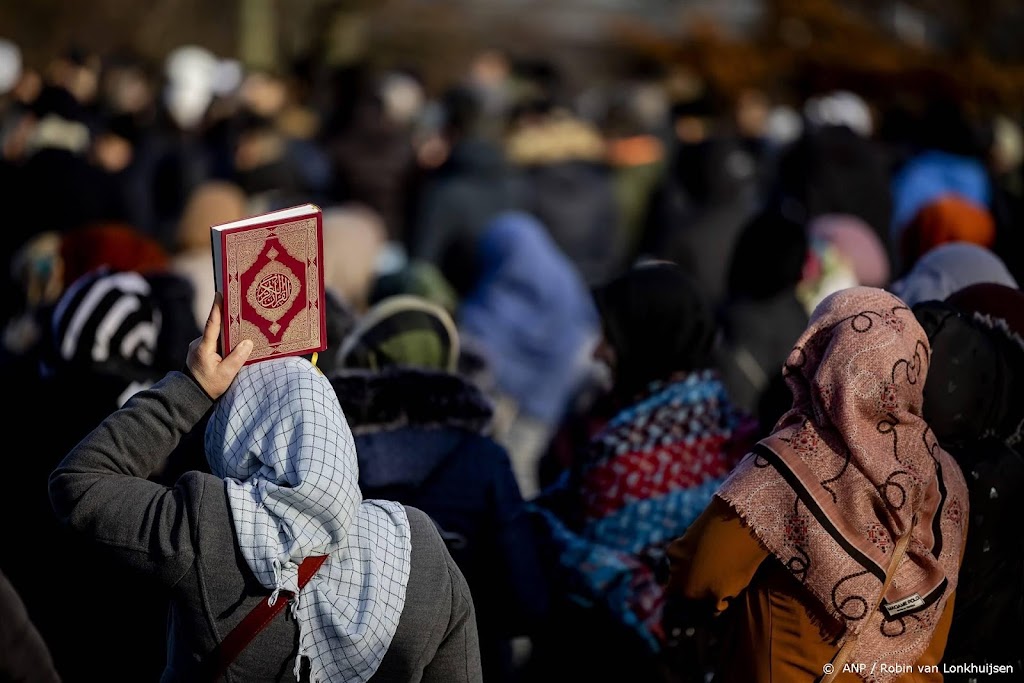 Moslims demonstreren in Den Haag tegen verscheuren koran