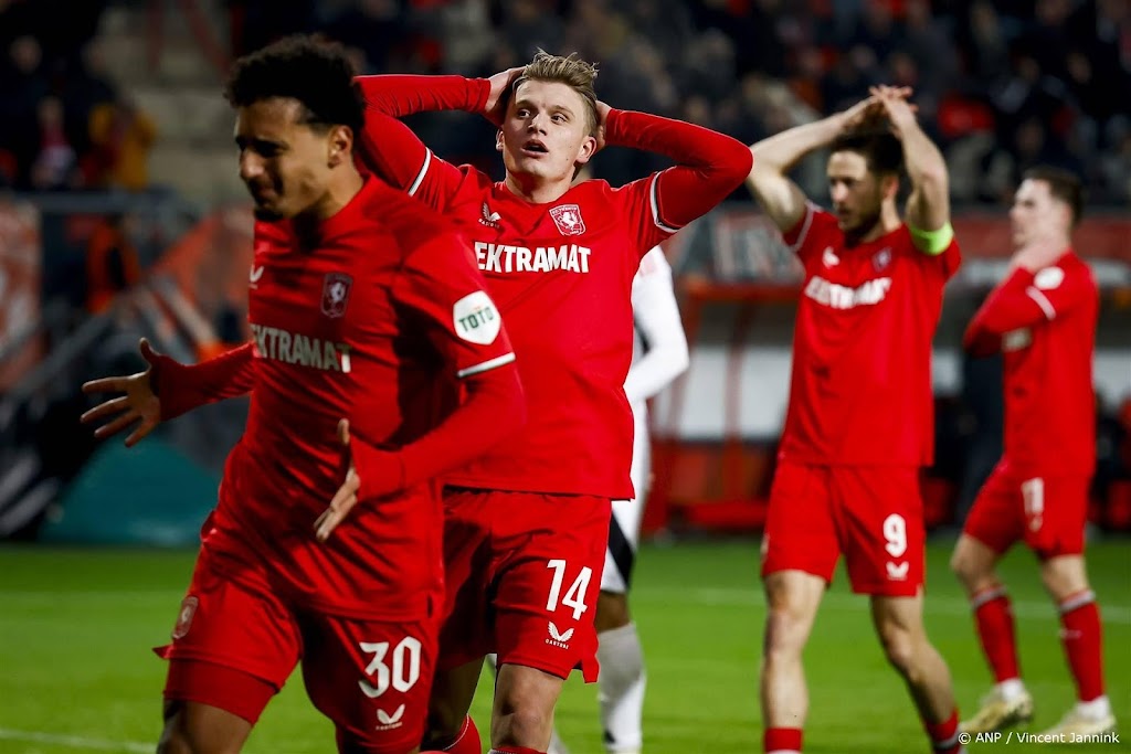FC Twente krijgt van UEFA weer straf en moet vakken leeg laten