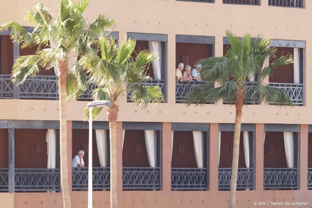 15 Nederlanders uit 'coronahotel' Tenerife onderweg naar huis