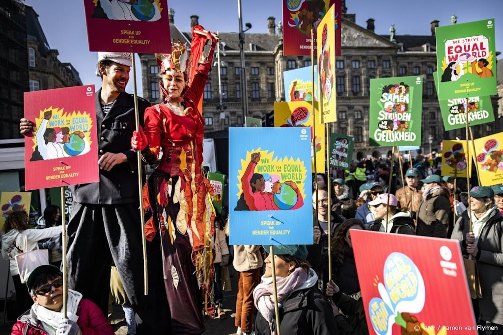 Zeker duizend mensen bij Women's March in Amsterdam