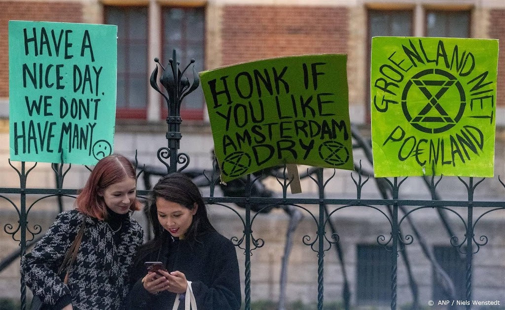 Jongeren Extinction Rebellion voeren actie bij Nachtwacht