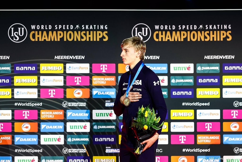 Stolz wint als eerste schaatser drie individuele titels op WK