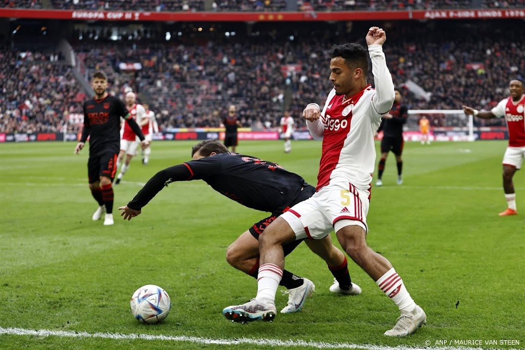 Ajax wint met klein verschil van NEC 