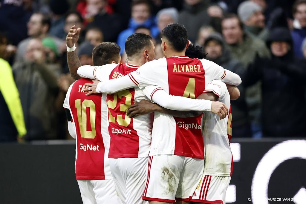 Ajax blijft met moeizame zege op NEC in race om landstitel