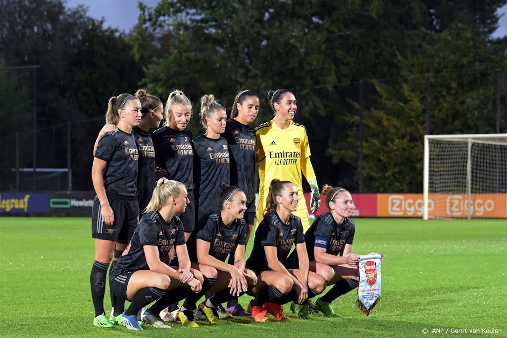 Voetbalster Pelova wint met Arsenal de League Cup