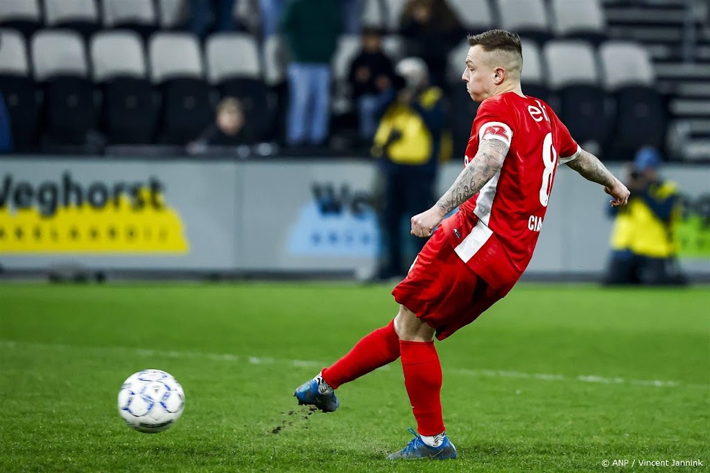 Aanvoerder Clasie keert tegen Tottenham terug in basisploeg AZ