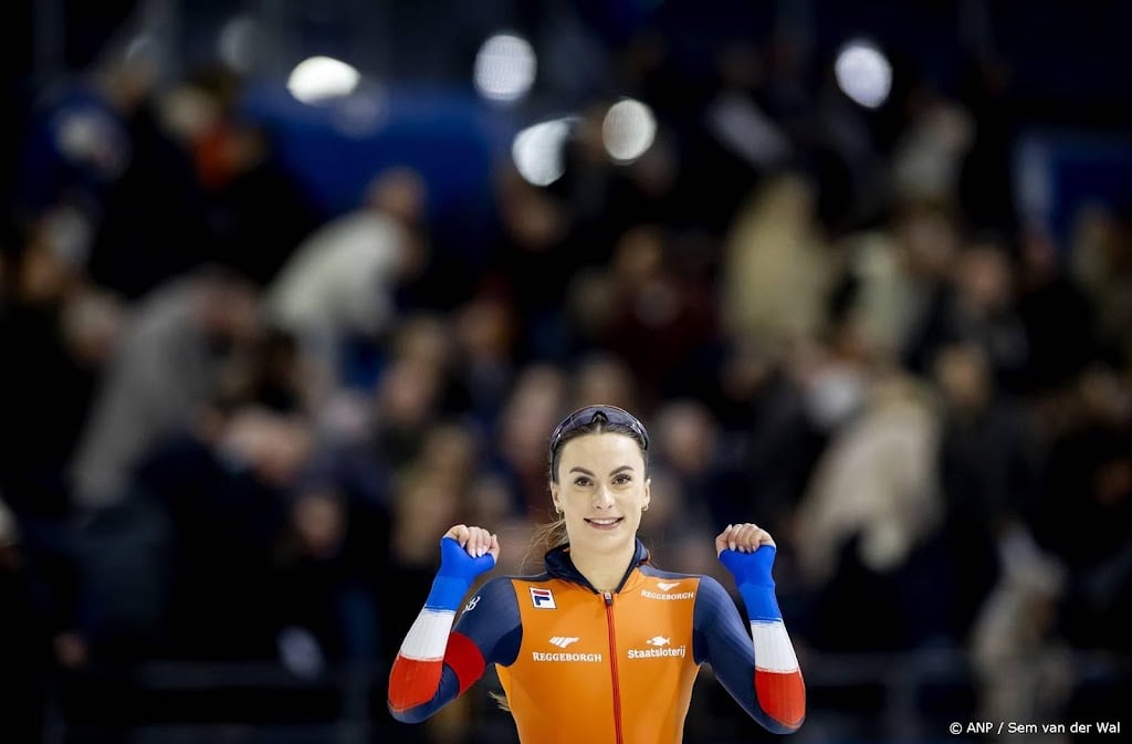 Kok begint WK sprint met zege en baanrecord op 500 meter 