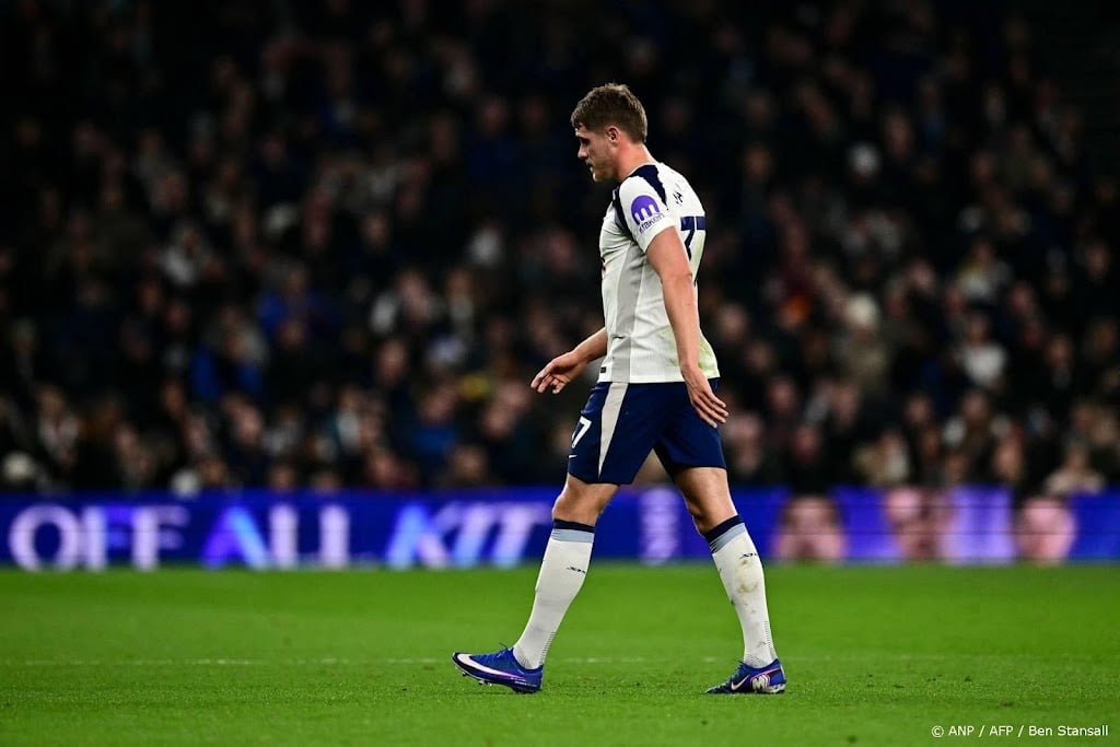 Rode kaart Van de Ven leidt nederlaag Tottenham in