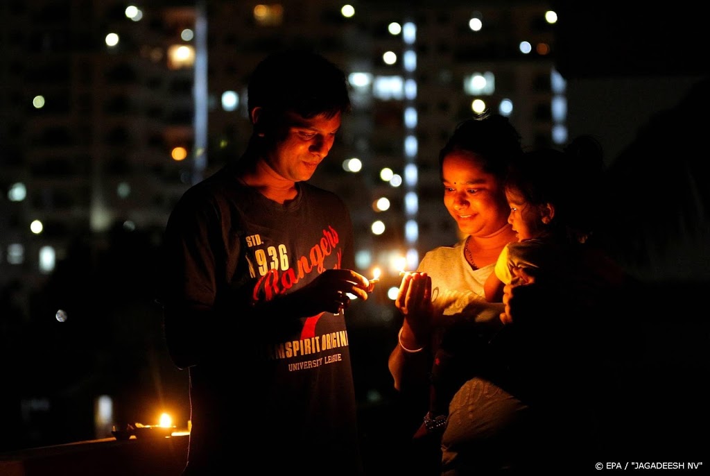 Miljoenen mensen in India ontbranden kaarsen om coronavirus