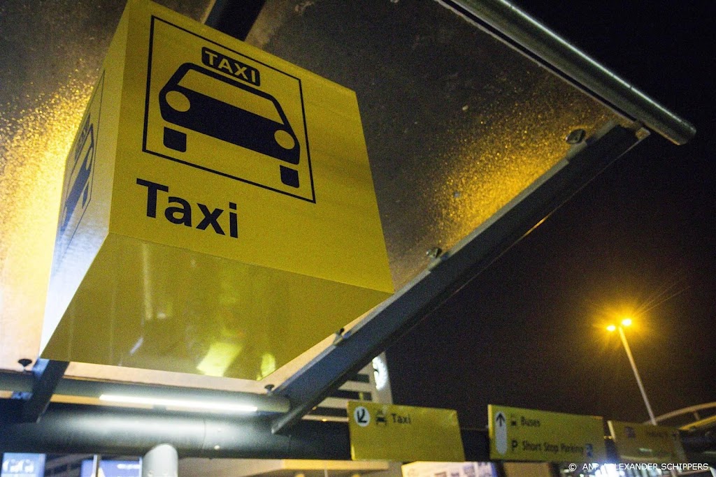 Verkeersopstopping rond Amsterdam Centraal door taxiprotest